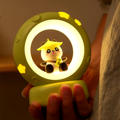 Luz de Noche Infantil de Panda y Astronauta – Portátil y Suave para Dormitorio